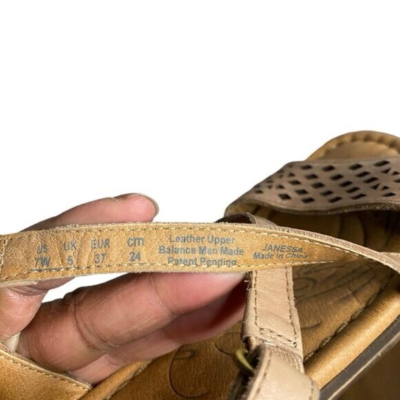 Naturalizer Women’s Janessa Flat Sandal in Gingersnap - Picture 5 of 7